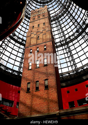 Coop Shot Tower ist ein Schuss-Turm befindet sich im Herzen von Melbourne CBD, Australien. Es wurde 1888 fertiggestellt und ist 50 m hoch. Das historische Gebäude wurde vor dem Abriss im Jahr 1973 gerettet und wurde in Melbourne Central komplexe 1991 unter einem 84 m hohen konischen Glasdach eingebaut.     Coop Shot Tower ist 9 Stockwerke hoch und über 327 Stufen nach oben. Der Turm sechs Tonnen Schuss wöchentlich bis 1961, als die Nachfrage nach der Bleikugeln, aufgrund der neuen Waffe Vorschriften schwand hergestellt. [Zitieren benötigte] Der Turm wurde von der Coops Familie betrieben, der auch Clifton Hill Sh Stockfoto