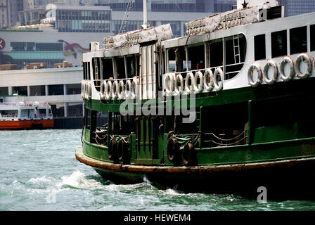 Victoria Bay ist zwischen Hong Kong Island und Kowloon Halbinsel gelegen, der größte Hafen in China und der drittgrößte in der Welt, nach Gedenkveranstaltungen in den Vereinigten Staaten und Re de Janeiro in Brasilien. Es ist Heimat der meisten der Häfen von Hong Kong, machen die Stadt zu einem der geschäftigsten Häfen der Welt. Der Hafen hastet Tag und Nacht mit allerlei Wasserfahrzeug – von der historischen Star Ferries Cruise Liner, Frachtschiffe und hölzerne Fischerboote. Stockfoto