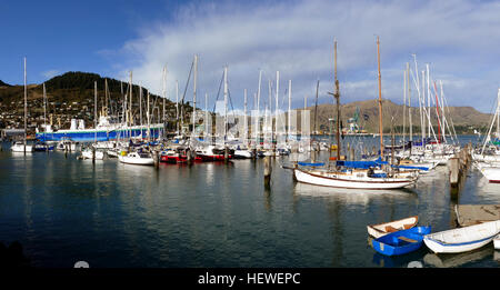 Befindet sich im Inneren Hafen von Lyttelton Port und Dampier Bay Marina ist eine sichere, alle Wetter, alle Gezeiten Hafen.  Es liegt zwischen den kommerziellen Aktivitäten Lyttelton Port of Christchurch (LPC) und bequem zu Fuß in das Herz der Gemeinde Lyttelton.  Die historische und landschaftliche Lyttelton Township ist auf einem alten Vulkan Krater Rin liegt nur 12 km von Christchurch verschachtelt. Stockfoto