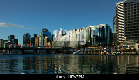 Darling Harbour, in der Nähe des Stadtzentrums von Sydney, New South Wales, ist ein beliebtes Hafenviertel. Es bietet eine Vielzahl von Freizeitaktivitäten, fußgängerfreundliche Bereiche und ist eine der Hauptattraktionen im zentralen Geschäftsviertel von Sydney. Stockfoto
