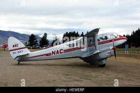 De Havilland DH89B Dominie ZK-AKY (c/n 6653) wurde von der Bürste ganz in der Nähe von Leicester in Großbritannien zu einem RAF-Auftrag gebaut und mit ihnen als HG654 aufgeführt. Es wurde nach der RNZAF überführt und kam in NZ am 13.10.1943 bei Aufladung Hobsonville als NZ525 genommen werden. Es wurde von kostenlos am 09.02.1946 als er an N.Z.N.A.C. verkauft wurden gestrichen. Es wurde aufgeführt, wie ZK-AKY auf 30.08.1946, namens "Tui" und den Northland-Service betrieben, bis auf 19-12-1962.It genommen werden zusammen mit Ersatzteilen an Ritchie Air Services Ltd von Te Anau am 19.05.1964 verkauft wurde. Ritchie wurde eine Tochtergesellschaft von N Z Tourist Air T Stockfoto