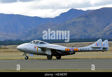 De Havilland Vampire The Vampire war der erste britische einmotoriger Düsenjäger, Prototyp erste fliegende 1943. Eintritt in Dienst der RAF im Jahr 1946, wurde die Art auch die ersten operativen Düsenflugzeuge mit der RNZAF. Die ersten Exemplare kamen im Jahre 1951 und ausgestattete Nr. 14 und 15 Staffeln am Ohakea. Der Vampir blieb im Dienst bis 1972 als durch die BAC Strikemaster ersetzt. Es wurde geflogen von 21 Ländern, darunter Australien, wo 109 unter Lizenz gebaut wurden. Stockfoto