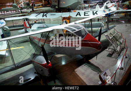 D.H.89 De Havilland Dragon Rapide sechs/acht-Verkehrsflugzeug war eine abgespeckte, Twin engined Version von den D.H.86 Drachen viermotorige Doppeldecker, Verkehrsflugzeug. Die D.H.89 hatte einen quadratischen Abschnitt Rumpf mit großen Seitenscheiben, konische Doppeldecker Flügel und eine Spitzkappe festen Fahrwerk. Zunächst wurde es durch ein paar von 200 PS De Havilland Gipsy Six-Sechszylinder luftgekühlten Motoren angetrieben. Der erste Prototyp flog am 17. April 1934. Die D.H.89 blieb in der Produktion seit zehn Jahren insgesamt 728 gebaut. In seiner Zeit war es eines der am häufigsten verwendeten Luft Transporte in der ganzen Welt. Obwohl Office Stockfoto