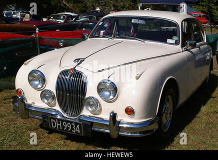 Der Jaguar S-Type 1967, auch bekannt als Jaguar 240 und 340, ist eine luxuriöse Sportlimousine. Er verfügt über eine Reihe von XK I6-Motoren mit Optionen zwischen 2,5 l und 3,8 l. Der Wagen hat eine 4-türige Limousine in FR-Anordnung und wurde von 1959 bis 1967 hergestellt. Stockfoto