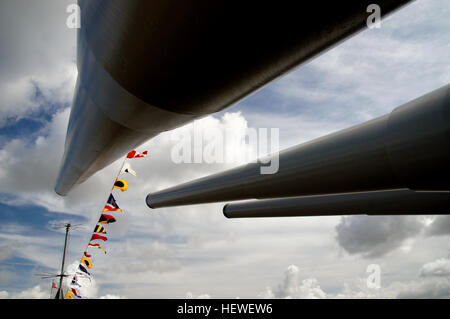 Missouris Hauptbatterie bestand von neun 16 Zoll (406 mm) / 50 cal Mark 7 Geschütze, die 2.700 lb (1.200 kg) Panzergranaten einige 20 mi (32,2 km) abfeuern konnte. Ihr Sekundärbatterie bestand aus 20 5 Zoll (127 mm) / 38 cal Kanonen in zwei Türmchen mit einer Reichweite von ca. 10 Meile (16 Kilometer). Mit dem Aufkommen der Luftstreitkräfte und die Notwendigkeit zu gewinnen und zu erhalten Luftüberlegenheit kam eine Notwendigkeit, die wachsende Flotte der Alliierten Flugzeugträger zu schützen; zu diesem Zweck wurde Missouri mit einer Reihe von Oerlikon 20 mm und Bofors 40 mm Flak-Geschützen ausgestattet, um Alliierte Träger von feindlichen Luftangriffe zu verteidigen. Wenn in 1 reaktiviert Stockfoto