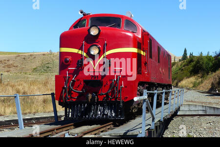 Diese Ex-New Zealand Rail GD Klasse Loks wurden von English Electric in England 1956 gebaut, von die zwei im Betriebszustand durch die Weka Pass Railway erhalten sind. Diese Loks mit einem Gewicht von mehr als 65 Tonnen für nur 750 PS sind im britischen Stil "gebaut wie ein Backstein-Haus". Aber das bedeutet, dass sie gebaut wurden, um zu dauern, die meisten des Körpers, die Platten verzinkt sind! Die Weka Pass Railway ist eine historische ländliche Eisenbahn mit Vintage Dampf- und Diesel-elektrische Lokomotiven auf 12,8 km landschaftlich reizvolle Linie durch die einzigartige Kalkstein Schönheit des Weka Pass aus Waipara wo überlegene Wetter Muster Stockfoto