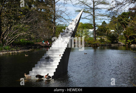 Die schwindelerregende vermindern und Ascend hat vorher gezogen großen Aufmerksamkeit auf Skulptur am Meer, Sydney und Skulptur am Golf auf Waiheke Island. Im Kiosk See in Christchurch Botanic Gardens gelegen, nimmt die Illusion einer Treppe in den Himmel steigen aus dem See auf eigene Resonanz. McCracken ist eine hoch qualifizierte Hersteller, spezialisiert auf arbeiten mit Metall, schob seine Fähigkeiten, formal anspruchsvoll und taktile Werke zu realisieren. Stockfoto