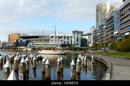 Docklands, ein Vorort in Melbourne, erstreckt sich über 200 Hektar entlang des Victoria Harbour und hat sich zu einem lebhaften Viertel mit modernen Gebäuden, öffentlichen Räumen und Kunstwerken verwandelt. Das Etihad-Stadion ist gut an das Verkehrsnetz angebunden. Stockfoto