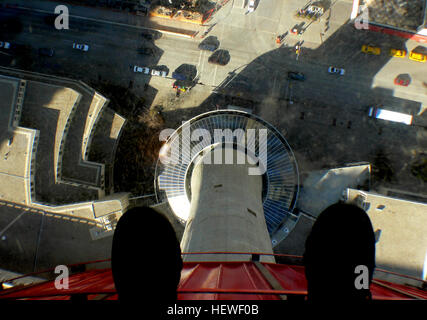 Der Calgary Tower ist 525 Meter hoch und bietet einen Panoramablick auf Calgary, die nahegelegenen Ausläufer und die Rocky Mountains. Besucher können von der Aussichtsplattform aus einen 360-Grad-Blick genießen und einen einzigartigen Glasboden erleben, der einen Blick aus der Vogelperspektive auf die Stadt bietet. Stockfoto