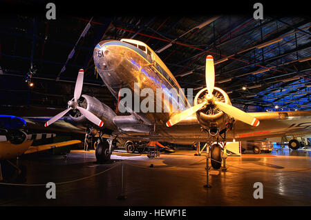 Die Douglas DC-3 ist ein örtlich festgelegtflügel propellergetriebene Verkehrsflugzeug. Seine Geschwindigkeit und Reichweite Luftverkehr revolutioniert in den 1930er und 1940er Jahren. Wikipedia-Spannweite: 29 m Gewicht: 7.650 kg Länge: 20 m Hersteller: Douglas Aircraft Company Designer: Arthur Emmons Raymond Engine-Typen: Pratt &amp; Whitney R-1830 Twin Wasp, Wright-R-1820 Stockfoto