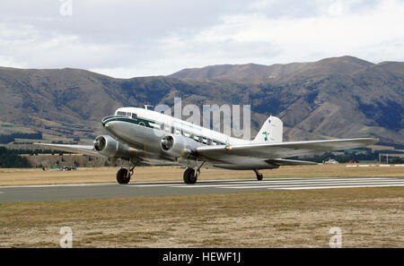 Die DC-3 im zweiten Weltkrieg, Korea und Vietnam serviert und war ein Favorit unter den Piloten.  Mehr als seit 70, das Flugzeug bekannt durch eine Vielzahl von Spitznamen - The Doug, der Dizzy, alte Methusalem, Gooney Bird (US Air Force), der Grand Old Lacy- aber die meisten von uns einfach der Dakota, ist Jahren das "Arbeitspferd" der Lüfte. Mit seiner markanten Nase Profil bei auf dem Boden und außergewöhnlichen Fähigkeiten in der Luft, es verwandelt sich der Personenverkehr und diente in so ziemlich jedem militärischen Konflikt aus dem zweiten Weltkrieg ab.  Stellvertretend für einige wirklich einzigartige Kiwi-Geschichte ist eine DC-3, die die onl Stockfoto