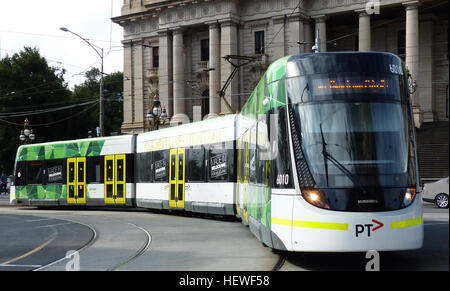 Die E-Klasse-Straßenbahnen sind dreiteilige, vier-Drehgestell gegliederten Straßenbahnen, die zuerst an das Straßenbahnnetz in Melbourne im Jahr 2013 eingeführt wurden. Sie entstehen durch Bombardier Transportation Dandenong Fabrik, mit der Antriebssysteme und Drehgestelle aus Bombardier-Werke in Deutschland.  Die E-Klasse ist Teil des Beschaffungsprogramms Straßenbahn, eine öffentliche Verkehrsmittel Victoria-Projekt, das zunehmende Kapazität und Zuverlässigkeit der Straßenbahn-Netz durch die Einführung von neuen Straßenbahnen, die Schaffung von neuen Depot-Raum und Upgrades für bestehende Infrastruktur. Im September 2010 wurden 50 mit einer Option bestellt. Stockfoto