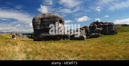 In der Nähe von Duntroon zwischen Oamaru und Omarama in Otago, die Elephant Rocks sind relativ einfach zu finden: in der Nähe von Duntroon wegnehmen, Livingston-Duntroon Straße und folgen der Beschilderung bis Sie zu den Elefanten Rocks.The Elephant Rocks sind massive Kalksteinformationen, die sitzen in einem Meer des Grases auf privaten Ackerland. Die Felsen waren einst Sandschicht auf dem Boden des Meeres, das vor 25 Millionen Jahren angesammelt. Diese Sedimente wurden begraben und der Druck wandte sich des Sandes in Rock oder Kalkstein. Wenn der gesamte Bereich der Kalkstein angehoben und aufgetaucht, hat die Kräfte von Wind und Wasser ihre par Stockfoto