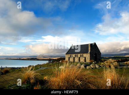 Ein Foto der Kirche des Guten Hirten am Lake Tekapo auf Neuseelands Südinsel, das ihre Architektur vor einem bewölkten Himmel zeigt. Stockfoto