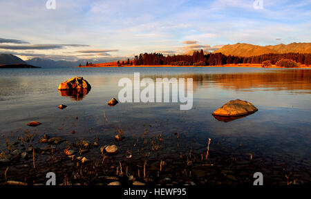 Die Church of the Good Shepherd ist eine historische Steinkirche am Lake Tekapo im neuseeländischen Mackenzie Country. Diese malerische Kirche ist eine beliebte Touristenattraktion, bekannt für ihre malerische Aussicht auf den See und die umliegenden Berge, besonders während des Sonnenuntergangs. Es ist eine der meistfotografierten Orte in Neuseeland. Stockfoto