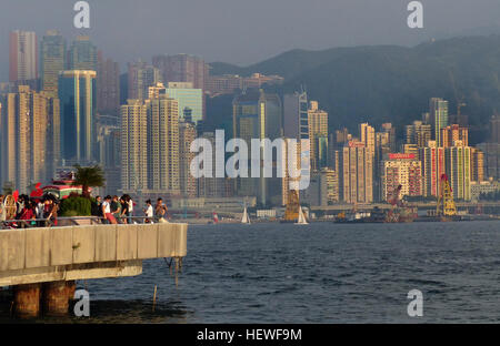 Victoria Bay ist zwischen Hong Kong Island und Kowloon Halbinsel gelegen, der größte Hafen in China und der drittgrößte in der Welt, nach Gedenkveranstaltungen in den Vereinigten Staaten und Re de Janeiro in Brasilien. Es ist Heimat der meisten der Häfen von Hong Kong, machen die Stadt zu einem der geschäftigsten Häfen der Welt. Der Hafen hastet Tag und Nacht mit allerlei Wasserfahrzeug – von der historischen Star Ferries Cruise Liner, Frachtschiffe und hölzerne Fischerboote. Stockfoto