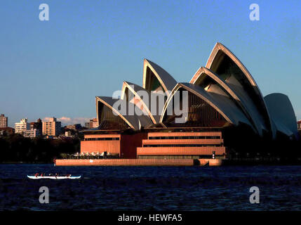 Dieses Bild zeigt die Vorstellung des Australian Ballet am Bennelong Point in Sydney mit den berühmten weißen Segeln des Opernhauses im Hintergrund. Die Umgebung verbindet moderne Architektur und darstellende Künste. Stockfoto