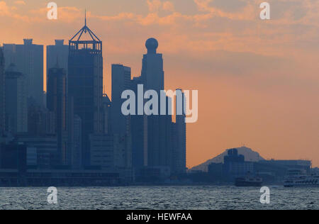 Die Skyline von Hong Kong Island ist eine der spektakulärsten Städte der Welt. New York kann sich rühmen, mehr Wolkenkratzer aber Hong Kongs sind kompakter und dramatische von aus über das Wasser in Kowloon, über den Victoria Harbour betrachtet. Stockfoto