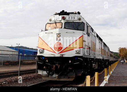 Die F40PH ist eine Lokomotive, die häufig in Personen-, Touristen- und Güterzügen eingesetzt wird. Diese Lokomotiven sind in großen Stückzahlen gebaut und werden immer noch auf verschiedenen Eisenbahnstrecken eingesetzt, darunter der CSX, der Grand Canyon Railway und der Panamakanalbahn. Stockfoto