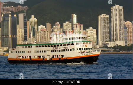 New World First Ferry Services (erste Fähre oder NWFF) ist eine Fähre-Service-Unternehmen in Hong Kong. Die Firma entstand im November 1999, als es die acht lizenzierten Fährverbindungen übertragen aus Hongkong und Yaumati Ferry im Januar 2000 übernahm.  Es wird gemeinsam von Chow Tai Fook Unternehmen und NWS Holdings gehört. Stockfoto