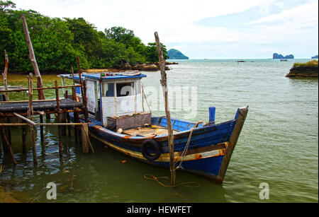 Langkawi, offiziell bekannt als Langkawi Juwel von Kedah (Malaiisch: Langkawi Permata Kedah) ist ein Archipel von 104 Inseln in der Andaman See, etwa 30 km vor der Festlandsküste Nordwesten Malaysias. Die Inseln sind ein Teil des Bundesstaates Kedah, das grenzt an der thailändischen Grenze. Am 15. Juli 2008 hatte Sultan Abdul Halim von Kedah die Umfirmierung in Langkawi Permata Kedah in Verbindung mit seinem Golden Jubilee Celebration zugestimmt. Bei weitem die größte der Inseln ist der gleichnamigen Pulau Langkawi mit einer Bevölkerung von einigen 64.792, die nur andere bewohnte Insel in der Nähe von Pulau Wanne wird Stockfoto