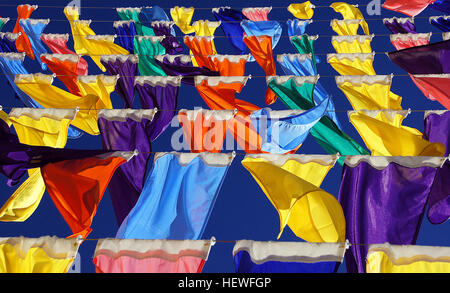 Mit seiner Intensität der Farbe und unerwartet anmutig bringt plätschernde Bewegung, Sara Hughess große Flagge Wand einen Aufzug auf den Raum, als auch für viele, die es bereits erlebt haben. Die Arbeit ist Teil des Projekts Transitional Domplatz Künstler, die auch groß angelegte Interventionen, näher an der Kathedrale von Chris Heaphy. Dieses Projekt wurde erstmals für die Öffentlichkeit mit der Eröffnung des Platzes am 6. Juli 2013 vorgestellt.  Sara Hughes genießt die Herausforderung mit unerwarteten Materialien zu arbeiten und arbeiten im öffentlichen Raum. Hier hat sie die leere vier Flagge genutzt, stellen Polen her in Stockfoto