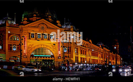 Der Bahnhof Flinders Street ist ein Bahnhof an der Ecke Flinders / Swanston Street in Melbourne, Australien. Es dient die gesamte Metropolregion Eisenbahnnetz. Sicherung auf der Stadt-Reichweite des Yarra River im Herzen der Stadt, der Komplex umfasst zwei ganze Häuserblocks und reicht von der Swanston Street, Queen Street.  Flinders Street wird von der Metro Vorortverkehr und V/Line Regionalverkehr bis Gippsland serviert. Es ist der verkehrsreichste Bahnhof in Melbourne metropolitan Netzwerk mit über 92.600 tägliche Einträge pro Wochentag verzeichnete im Geschäftsjahr 2011/12.  Es war die erste ra Stockfoto