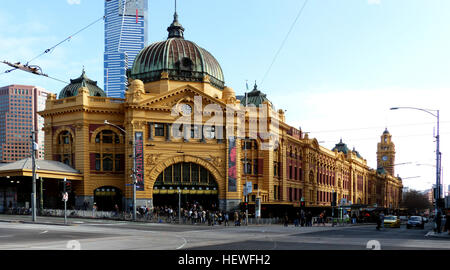 Bevor Federation Square nahm die Ehrungen, Flinders Street Station war Melbourne als beliebter Treffpunkt, daher das Schlagwort 'meet me unter den Uhren".  Flinders Street Station ist Australiens älteste Bahnhof, und mit seiner unverwechselbaren gelben Fassade und grünen Kupferkuppel ist es ein Wahrzeichen der Stadt. Zum Mitnehmen steht Linie der Bahnhofshalle und die oberen Stockwerken wurden speziell gebaut, um eine Bibliothek, Fitness-Studio und einen Hörsaal, später verwendet als Ballsaal untergebracht.  Flinders Street ist der verkehrsreichste Bahnhof der s-Bahn in der südlichen Hemisphäre, mit mehr als 1500 Züge und 110.000 Pendler, die jeden Tag auf der Durchreise. Stockfoto