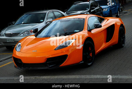 McLaren Automotive wurde 1989 gegründet und produziert leistungsstarke Straßenfahrzeuge auf der Basis der Formel-1-Technologie. Das Unternehmen, das jetzt von der McLaren Technology Group getrennt ist, arbeitet eng mit McLaren Racing zusammen und verfügt über eine Tradition an Innovationen im Automobildesign. Stockfoto