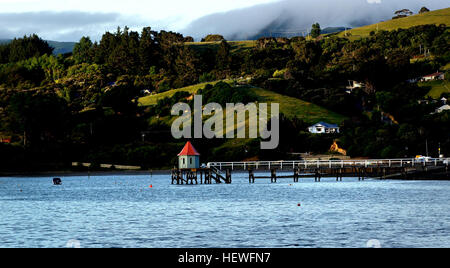 Eingebettet in einer Bucht im Inneren eines alten Vulkans, war dieser kleine Küstenort von französischen Whalers besiedelt.  Befindet sich nicht weit von Christchurch auf der Banks Peninsula, macht eine Reise nach Akaroa für einen Tagesausflug, wenn Sie im Bereich Christchurch aufhalten. Stockfoto