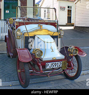 Clément-Bayard war ein französischer Hersteller von Automobilen, Flugzeugen und Luftschiffen 1903 durch den Unternehmer Adolphe Clément-Bayard (geb. Adolphe Clément) gegründet. Der Name feierte Chevalier Pierre Terrail, Seigneur de Bayard, der die Stadt Mézières 1521 gerettet. Eine Statue von der Chevalier stand vor der Mézières-Fabrik, und das Bild wurde aufgenommen in das Firmen-Logo.  Ab 1903 wurden Clément-Bayard Automobile gebaut, in einer 'State Of The Art' Fabrik in Mézières, bekannt als La Macérienne, die Clément 1894 vor allem für den Bau von Fahrrädern entworfen hatte. Stockfoto