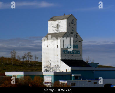DeWinton, südlich von Calgary, Alberta, hat eine Geschichte, die mit Getreideaufzügen verbunden ist. Einst befanden sich drei Aufzüge, heute sind nur noch zwei im Besitz von Diamond Fertilizer und CATL-Lac Feeds. Das Gebiet ist für die Getreide- und Agrarindustrie in Alberta wichtig. Stockfoto