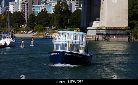 Die kleinen blauen Fähren fahren alle 5 Minuten vom westlichen Ende der Innenstadt von Vancouver nach Granville Island und alle 15 Minuten auf allen anderen Strecken. Zu Spitzenzeiten Fähren Segeln alle 2 Minuten vom West End und alle 7-10 Minuten auf anderen Strecken. Stockfoto