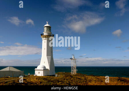 Die grünen Cape Lighthouse ist ein Leuchtturm an der Spitze des grünen Kaps, einer Landzunge bildet die nördliche Grenze der Katastrophe Bucht, im südlichen New South Wales, Australien. Es ist der südlichste Leuchtturm in New South Wales und Australiens erste Leuchtturm aus Beton gebaut. 29 Meter (95 ft) ist auch der höchste Leuchtturm in New South Wales. [1] Es kennzeichnet grün Kap an der nördlichen Küste umarmt Segeln Kurs. Stockfoto