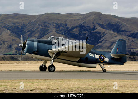 Dieses historisch bedeutsamen Torpedo Bomber Flugzeug, die Hochleistungs-WWII-Ära Grumman Avenger, war der größte einmotorige Flugzeug seiner Zeit. Eine wichtige Art der RNZAF aus der pazifischen Kampagne, hat dieses besondere Flugzeug eine Kiwi-Verbindung vom Besitz Neuseeländer Ray Hanna im Vereinigten Königreich, bevor es Sir Tim Wallis in den 1990er Jahren nach Neuseeland importiert. Es wurde später zu einem australischen Besitzer verkauft.  Baujahr 1945 wurde es an der US-Marine in San Diego vergeben. Später für die Ernte Spritzen verwendet, war es im Ruhestand, dann schließlich für das alte Flugmaschine Unternehmen im Vereinigten Königreich wiederhergestellt. Die Hochleistungs- Stockfoto