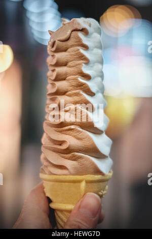 Kegel aus Eis von hand statt. Stockfoto