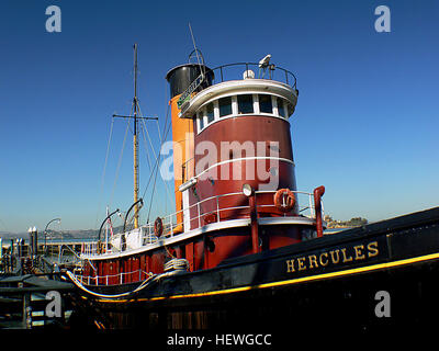 Hercules ist ein Dampfantrieb Schlepper für Ozean Abschleppen 151-Fuß-Schiff, genietete Stahlkonstruktion, noch ihre ursprüngliche dreifache Expansion Dampfmaschine gebaut an der Ostküste im Jahr 1907 enthält gebaut, sie schleppte ihre Schwester Schiff von Camden, New Jersey rund um Südamerika bis nach San Francisco Hercules auch abgeschleppt Segelschiffe, Schiffe, Kähne, deaktiviert einloggen Flöße, ein Cassion (eine Stahlkonstruktion für die Schließung des Eingang zum Sperren verwendet) für ein Trockendock in Pearl Harbor , und ein Cassion zum Aufbau einer Panamakanal-Sperre den Schlepper in der Regel trug eine Besatzung von drei Feuerwehrleute, drei ölexperten, ein Häuptling und zwei Stockfoto