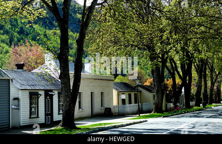 Arrowtown ist eine lebendige historische Siedlung mit vielen Geschichten zu erzählen. Wandern Sie den Bäumen gesäumten Straßen von restaurierten Hütten und erkunden Sie gold Abbaustätten. Karte eines der malerischsten Siedlungen in Neuseeland zu erweitern, Arrowtown verträgt sich schlecht mit den goldhaltigen Pfeil Fluss. Die Stadt wurde im Jahre 1862, während des Höhepunkts des Otago-Goldrauschs gegründet. Die Siedlung wuchs schnell als Pioniere auf dem Land, Geschäften, Hotels und mehr als 60 Kirchen gebaut von denen noch heute gesehen werden kann. Stockfoto