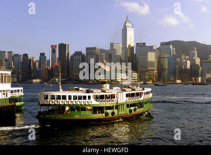 Die energetische Victoria Harbour ist wirklich Hong Kongs Lebensader, und mit seiner konstanten Parade von Schiffen und atemberaubende Landschaft, eine Hafenrundfahrt ist ein muss auf jeder Reise nach Hong Kong. Gehen Sie an Bord für eine Reise in das wahre Herz der Weltstadt Asiens. Stockfoto