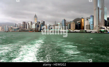 Die Skyline von Hong Kong Island ist eine der spektakulärsten Städte der Welt. New York kann sich rühmen, mehr Wolkenkratzer aber Hong Kongs sind kompakter und dramatische von aus über das Wasser in Kowloon, über den Victoria Harbour betrachtet. Stockfoto