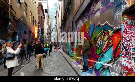 Der Street Art-Leinwand auf Hosier Lane - Melbourne, Australien die Sache über "street Art" heißt seine Dynamik. Ständig wechselnde. Es kann nicht sein, eine bessere Ausstellung urban Art als Hosier Lane in Melbourne, Australien.    Der Fußgängerzone Gasse befindet sich in der Nähe des Stadtzentrums und Federation Square. Jeder Zoll der Wände auf die Straße und den Seitengassen sind Sprühfarbe und andere Mischtechnik bedeckt. Es ist eine Website zu sehen, auch wenn Sie kein Fan von der Graffiti-Bewegung.    Streetart in Melbourne wird gefeiert und ist ein charakteristisches Merkmal der Stadt. Die Stadt ist ho Stockfoto