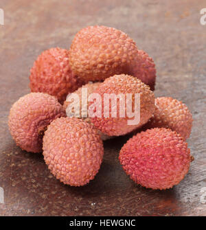 Litschi Beeren auf einem Holz-Brett, Nahaufnahme Stockfoto