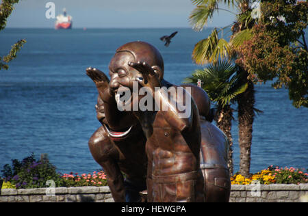 A-Labyrinth-Ing Lachen wurde von Yue Minjun entworfen und installiert in Morton Park (Davie und Denman) entlang der English Bay in Vancouver im Jahr 2009 West End. Die patinierte Bronze-Skulptur, bestehend aus 14 Statuen über drei Metern und einem Gewicht von über 250 Kilogramm, [3] zeigt das Bild des Künstlers "in einem Zustand der hysterisches Gelächter". [1] Es entstand als Teil der Vancouver International Skulptur Biennale, das internationale zeitgenössische Werke im öffentlichen Raum aufweist. Die Skulptur wurde der Stadt Vancouver von Chip und Shannon Wilson über die Wilson5-Stiftung gespendet Stockfoto