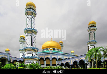 Als eines der großartigsten Monumente zum Islam in der ganzen Region, die herrlichen Jame' Asr Hassanil Bolkiah Moschee ist die Idee von seiner Majestät Sultan Haji Hassanal Bolkiah Mu'izzaddin Nationalphilosophie und Yang Dipertuan Negara Brunei Darussalam.  Lokal als die Kiarong-Moschee bekannt, da es in Kampong Kiarong, wenige Kilometer von der Hauptstadt entfernt ist wurde es gebaut, um den 25. Jahrestag der Thronbesteigung seiner Majestät zu gedenken. Die Moschee wurde auf ein Donnerstag, 14. Juli 1994 offiziell eröffnet. Stockfoto