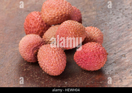 Litschi Beeren auf einem Holz-Brett, Nahaufnahme Stockfoto