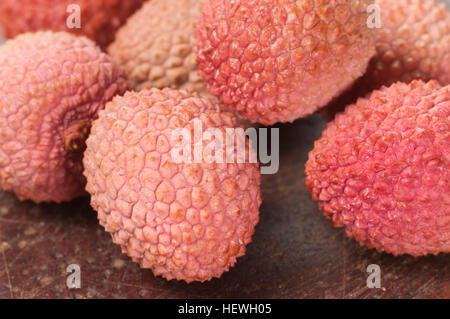 Litschi Beeren auf einem Holz-Brett, Nahaufnahme Stockfoto