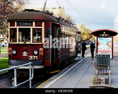 Straßenbahnen in Adelaide gebildet bis 1958 ein Netzwerk in die meisten suburban Adelaide, mit einer Geschichte aus dem Jahre 1878. Adelaide hat lief Pferd Straßenbahnen von 1878 bis 1914 und elektrische Straßenbahnen aus dem Jahr 1909, aber in erster Linie auf Busse für den öffentlichen Verkehr seit 1958. Heute gibt es eine einzigen verbleibenden Straßenbahnlinie mit drei Klassen der elektrischen Straßenbahn, Baujahr 1929, 2006 und 2009 jeweils.  Die Straßenbahn-Linie verbindet Küstenvorort von Glenelg zentraler Geschäft Bezirk von Adelaide, Hauptstadt von South Australia. In den letzten Jahren wurde die Linie wieder durch die Stadt auf den Adelaide Eisen-ausgedehnt Stockfoto