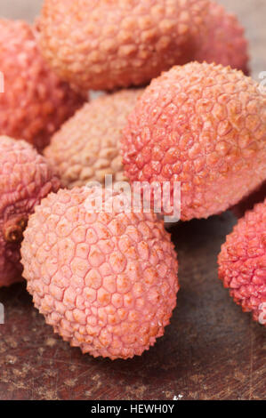 Litschi Beeren auf einem Holz-Brett, Nahaufnahme Stockfoto