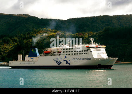 Die Interislander ist eine Straße und Schiene Fährbetrieb über Neuseelands Cook Strait zwischen Wellington auf der Nordinsel und Picton auf der Südinsel. Es ist im Besitz und betrieben von staatlichen Bahnbetreiber KiwiRail. "Kaitaki" ist ein Māori Wort Bedeutung "Challenger". Mit einer Kapazität von bis zu 1600 Passagiere befördern ist es sowohl das größte Schiff Interislander Flotte und die größte Fähre in Neuseeland Gewässern operieren. Stockfoto