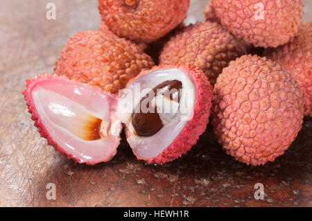 Litschi Beeren auf einem Holz-Brett, Nahaufnahme Stockfoto
